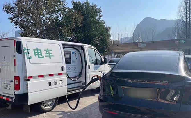 台安汽车搭电